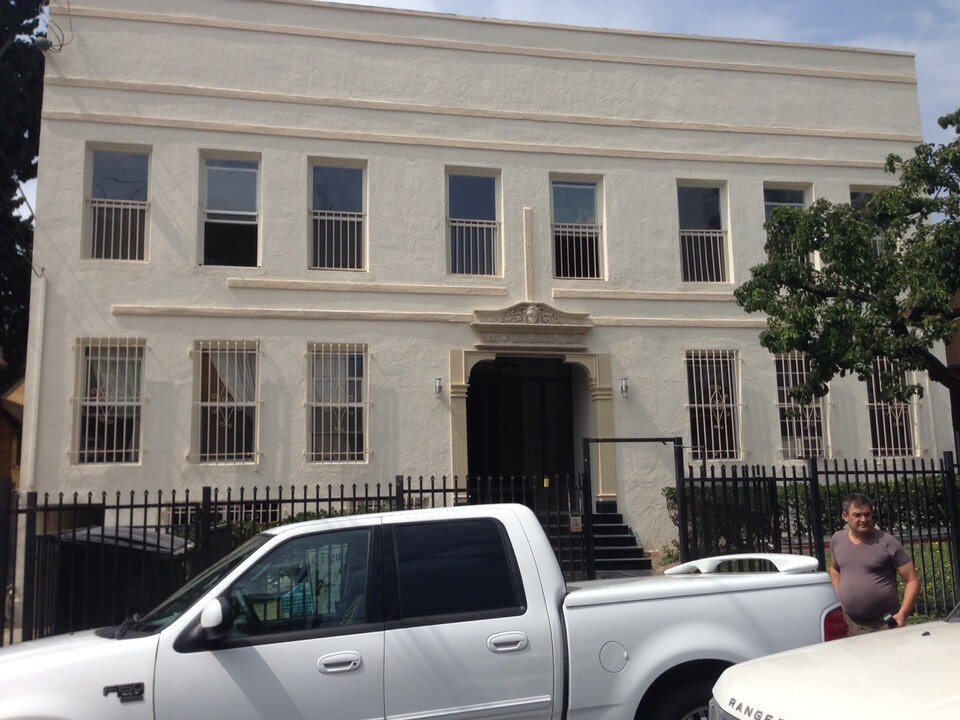 2853 Francis ave in Los Angeles, CA - Foto de edificio