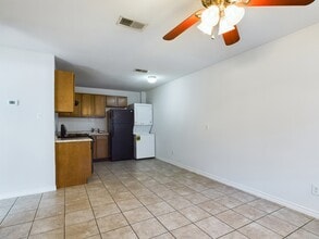 1900 Finfeather Rd in Bryan, TX - Building Photo - Building Photo