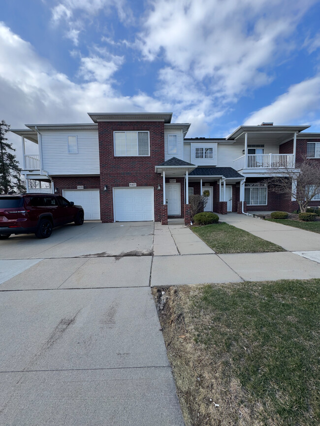 property at 5427 Twin Oaks Dr