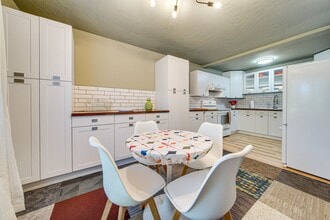 1425 S Puget Dr, Unit Zerene Eurydice in Renton, WA - Foto de edificio - Building Photo