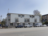 5056 Laurel Canyon Blvd in Valley Village, CA - Foto de edificio - Building Photo