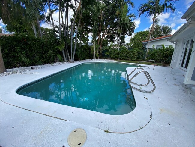 19330 NE 18th Pl in Miami, FL - Building Photo - Building Photo