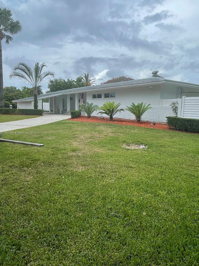 5901 SW 72nd Ave in Miami, FL - Building Photo - Building Photo