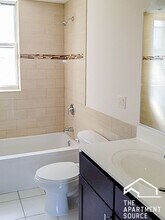 855 W Cornelia Ave, Unit 2W in Chicago, IL - Foto de edificio - Building Photo