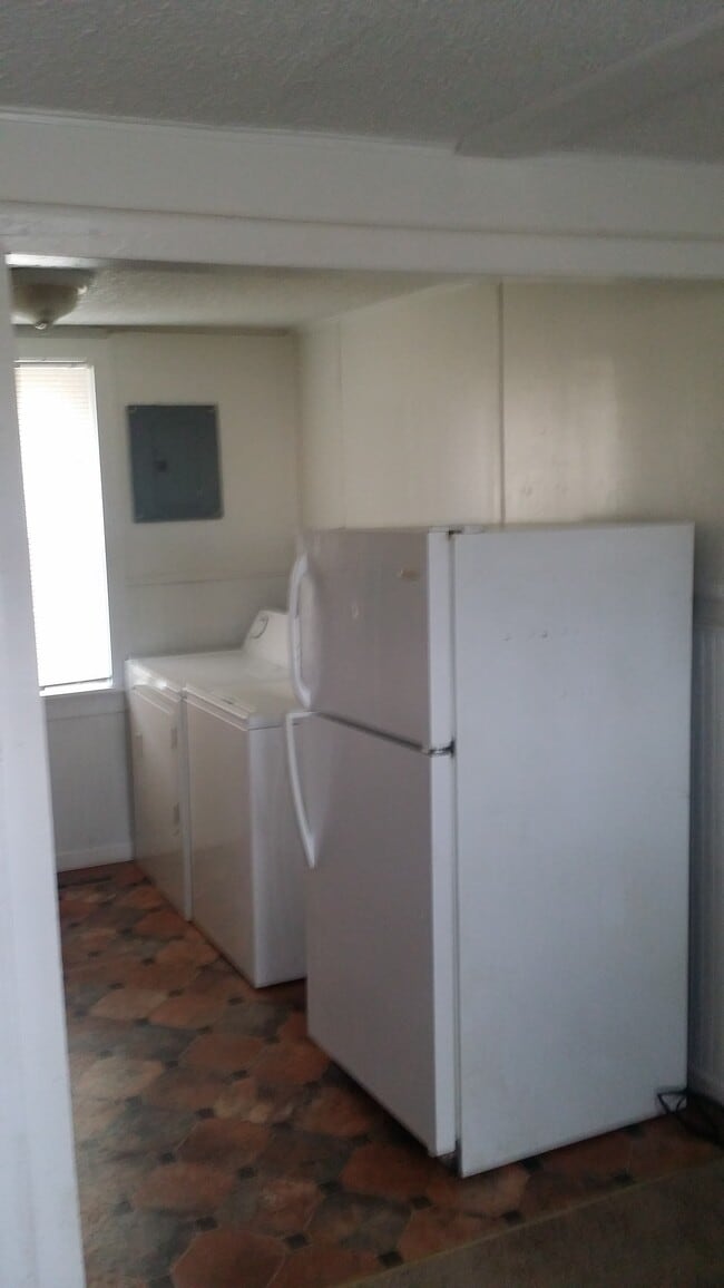 211 7th St, Unit 211 B in Ogden, KS - Foto de edificio - Building Photo