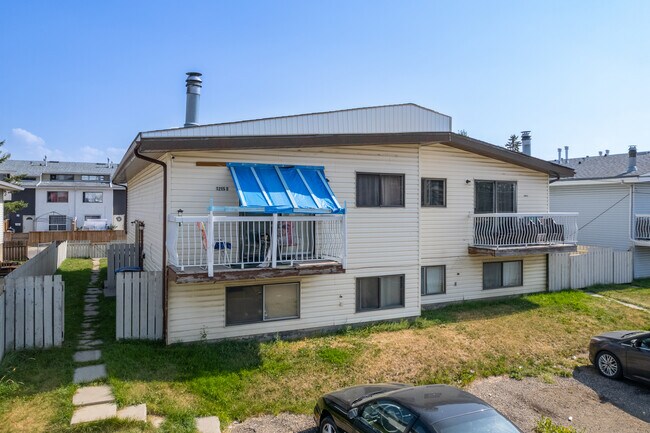 1215 43 St SE in Calgary, AB - Building Photo - Building Photo