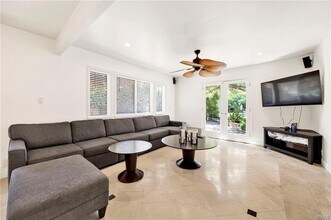 18930 Wells Dr in Los Angeles, CA - Building Photo - Building Photo