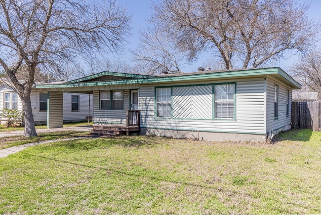215 Legion Dr W in Converse, TX - Building Photo - Building Photo