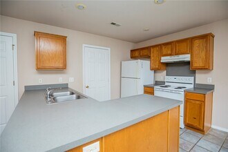 903 W Peachtree Dr in Fayetteville, AR - Building Photo - Building Photo