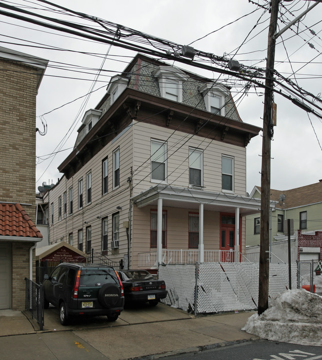 529 29th St in Union City, NJ - Building Photo