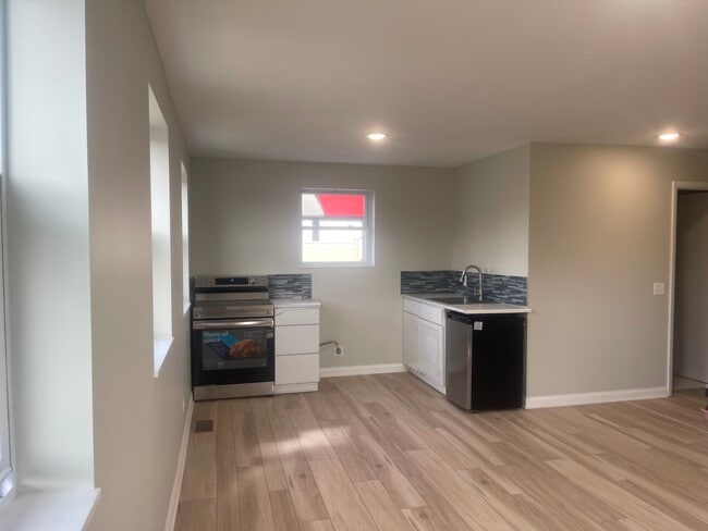 4725 W Fullerton Ave, Unit Studio in Chicago, IL - Building Photo - Building Photo