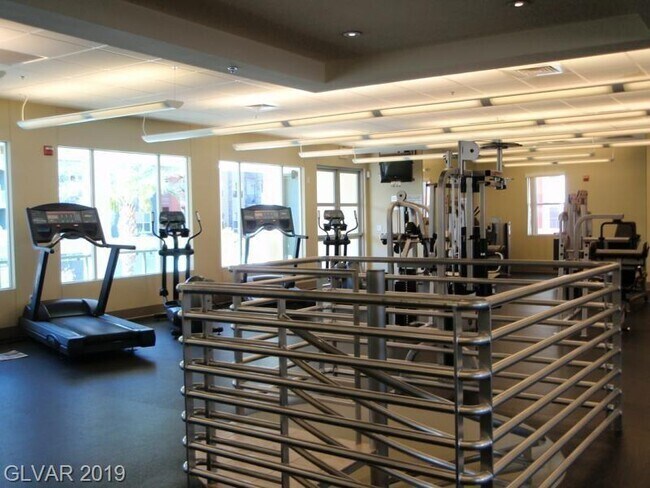 83 E Agate Ave, Unit 204 in Las Vegas, NV - Foto de edificio - Building Photo