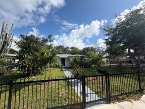 1005 NW 123rd St in North Miami, FL - Building Photo - Building Photo