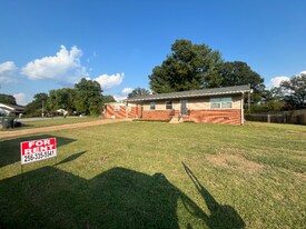 106 Roberts St in Florence, AL - Building Photo