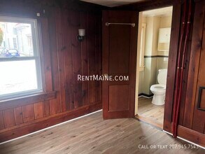 32 Coombs St, Unit 7 in Bangor, ME - Foto de edificio - Building Photo