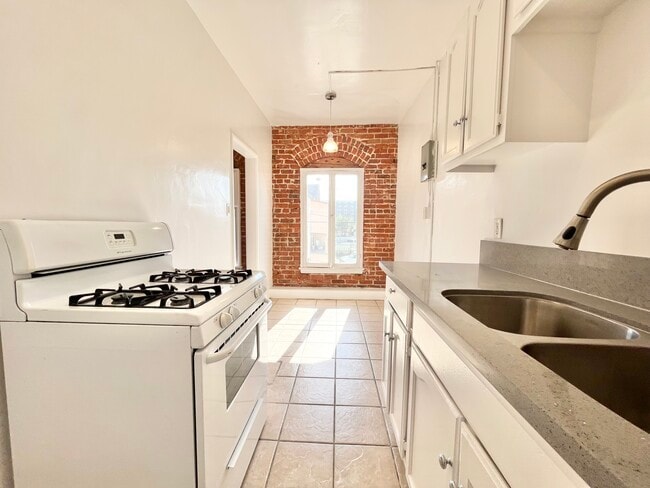1405 S Berendo St in Los Angeles, CA - Building Photo - Building Photo