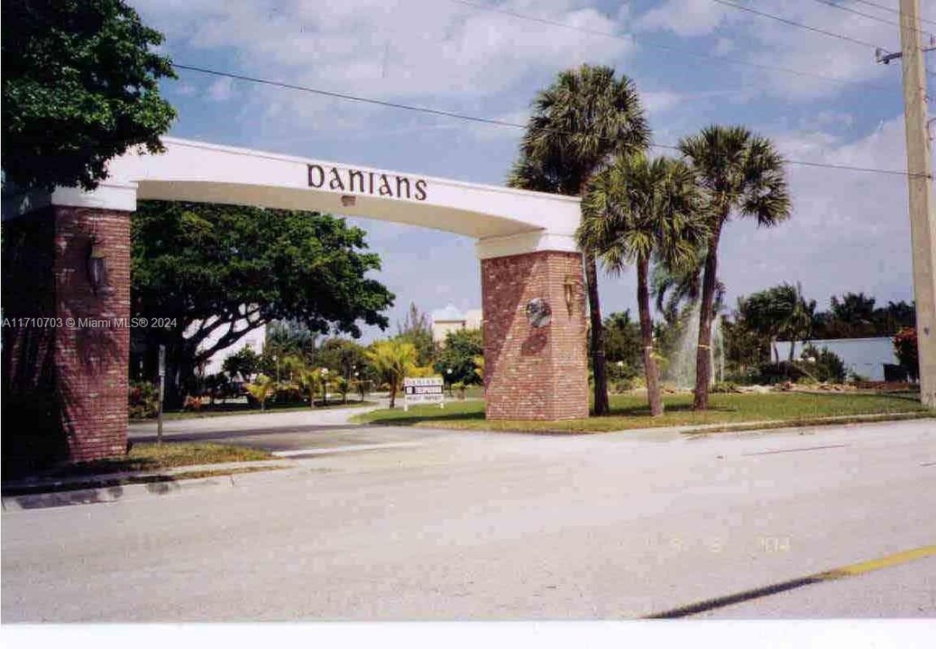 501 E Dania Beach Blvd in Dania Beach, FL - Building Photo