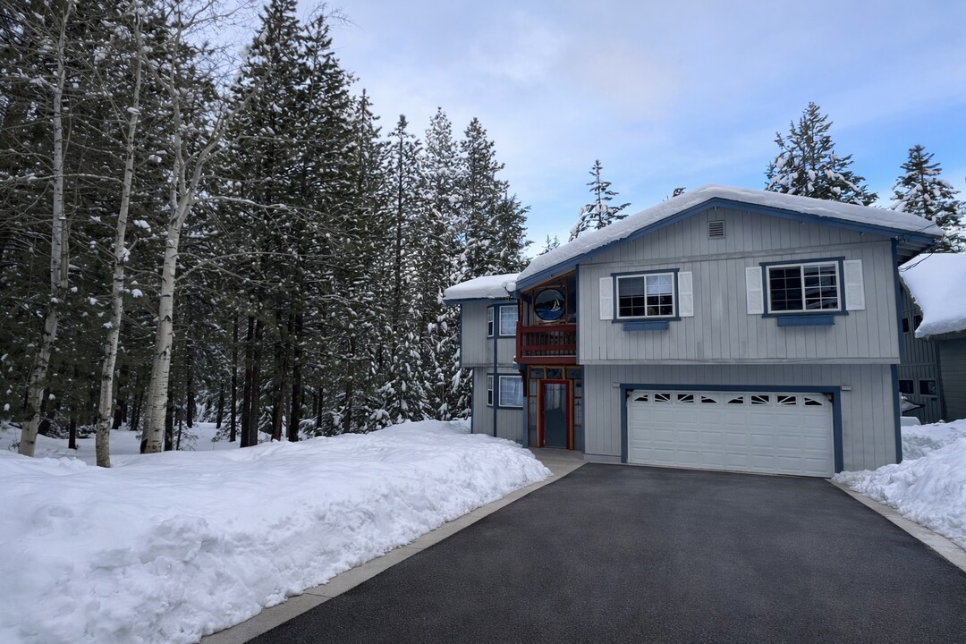 1839 Jicarilla Dr in South Lake Tahoe, CA - Building Photo
