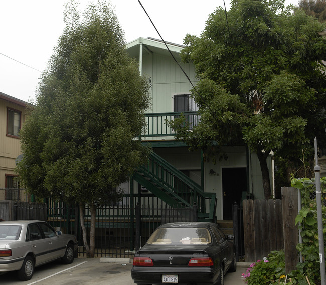 2239 23rd Ave in Oakland, CA - Foto de edificio - Building Photo