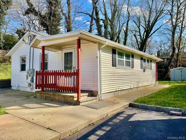 188 Hallock Landing Rd in Rocky Point, NY - Building Photo - Building Photo