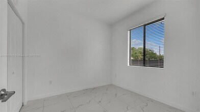 2400 W 5th Way in Hialeah, FL - Building Photo - Building Photo