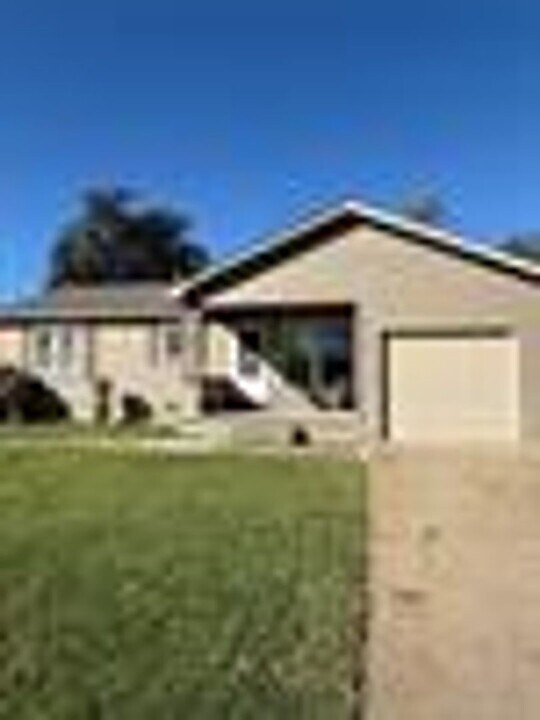 1004 N Ash St in Owasso, OK - Building Photo