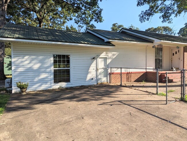 11819 W 7th St in Texarkana, TX - Foto de edificio - Building Photo