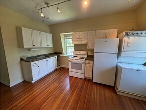 26 Ayrault St in Newport, RI - Building Photo - Building Photo