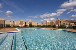 Flats on May in Oklahoma City, OK - Building Photo