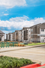 LOCKHART FARMS in Lockhart, TX - Foto de edificio - Building Photo