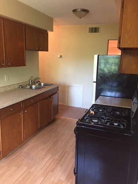 5747 Glenwood Ave, Unit 10 in Minneapolis, MN - Foto de edificio - Building Photo
