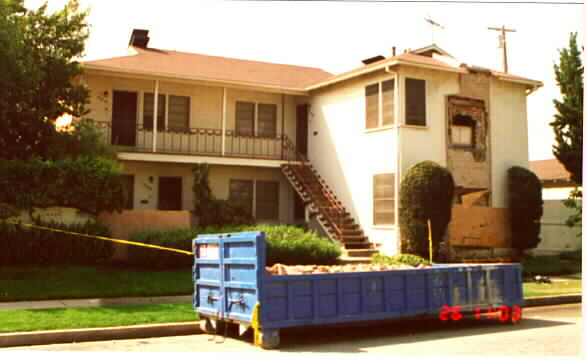 10602-10610 Whipple St in Toluca Lake, CA - Foto de edificio - Building Photo