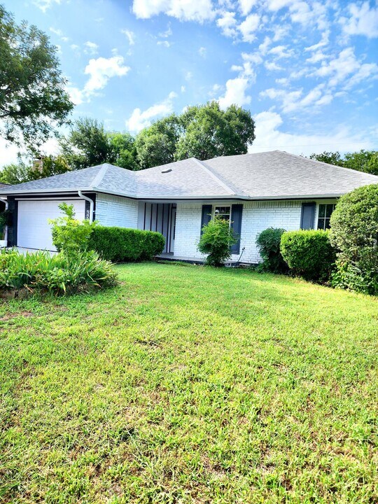 651 Brookside Dr in Cedar Hill, TX - Foto de edificio