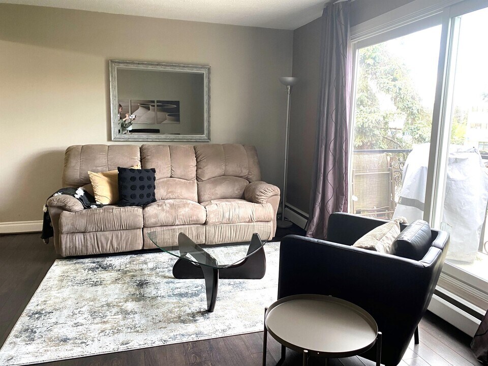 7945-7945-82 82 Ave NW in Edmonton, AB - Building Photo