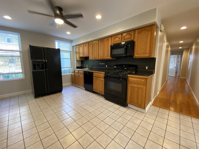 47 Tremont St, Unit 1 in Cambridge, MA - Foto de edificio - Building Photo
