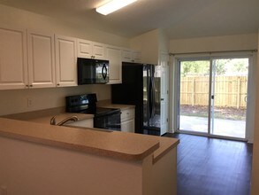 7512 Oxford Garden Cir in Apollo Beach, FL - Building Photo - Building Photo