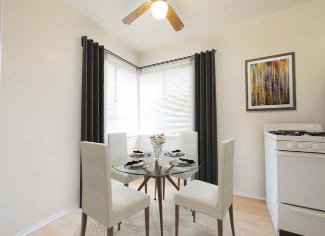 669 Levering Ave in Los Angeles, CA - Foto de edificio - Building Photo