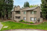 Highlands Apartments in Sacramento, CA - Building Photo - Primary Photo