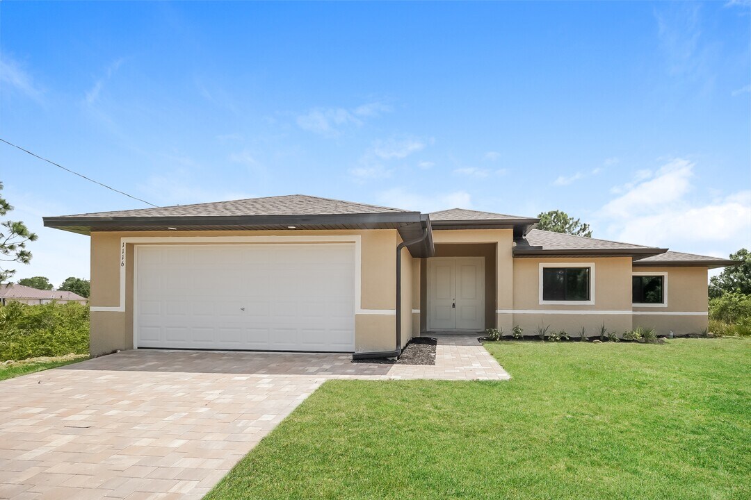 1116 Bainbridge St E in Lehigh Acres, FL - Building Photo