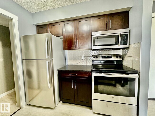 1510 Watt Dr SW in Edmonton, AB - Building Photo - Building Photo