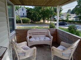 207 Kenyon Ave in South Kingstown, RI - Building Photo