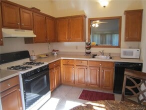 135 W Nyack Rd in Nanuet, NY - Building Photo - Building Photo