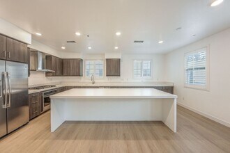 216 Paramount in Irvine, CA - Building Photo - Building Photo