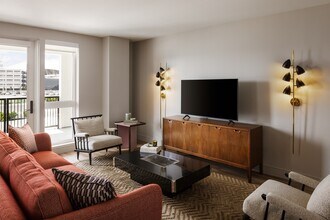 The Crosby at Hollywood Park in Inglewood, CA - Foto de edificio - Building Photo