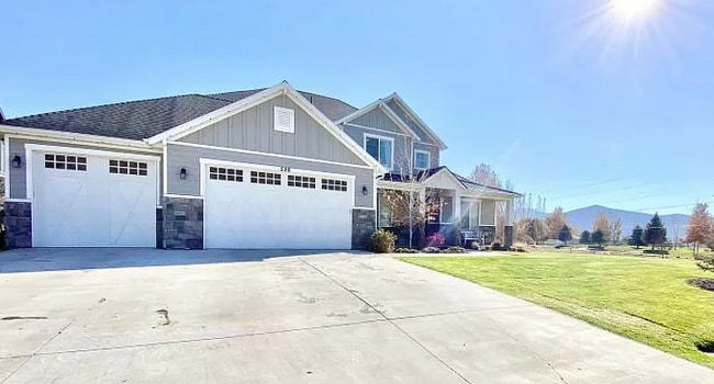 property at 526 W Cascade Meadows Loop