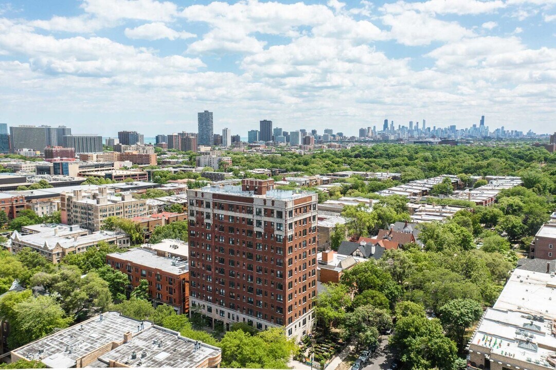 1325 W Wilson Ave in Chicago, IL - Building Photo