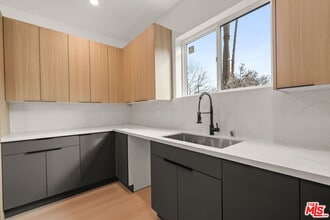 913 N Hobart Blvd in Los Angeles, CA - Building Photo - Building Photo