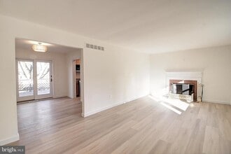 915 Shawnee Dr in Frederick, MD - Building Photo - Building Photo