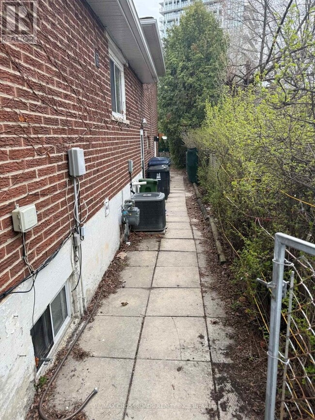 3 Lisburn Crescent in Toronto, ON - Building Photo - Building Photo
