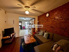 8 Mead St, Unit 1A in Boston, MA - Building Photo - Building Photo